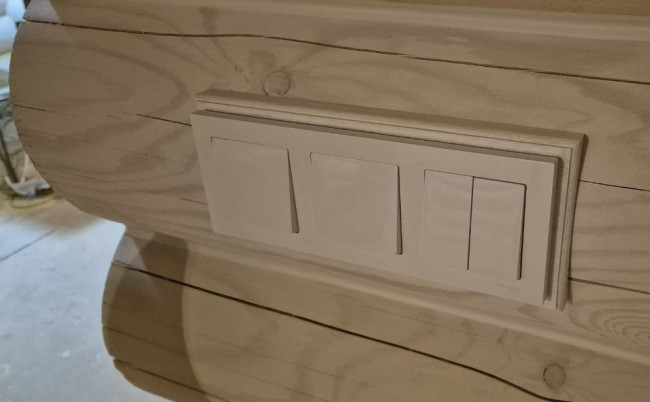 Накладка под розетку/выключатель 68 мм из дерева Ясень на бревно и блок-хаус диаметром 280мм