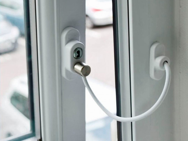 Ограничитель оконный тросовый с ключом WR