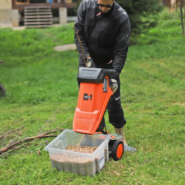 Измельчитель электрический PATRIOT SE24, 2400ВТ, макс диаметр веток 40мм, 4050 об/мин, сумка 50л Измельчитель электрический PATRIOT SE24, 2400ВТ, макс диаметр веток 40мм, 4050 об/мин, сумка 50л