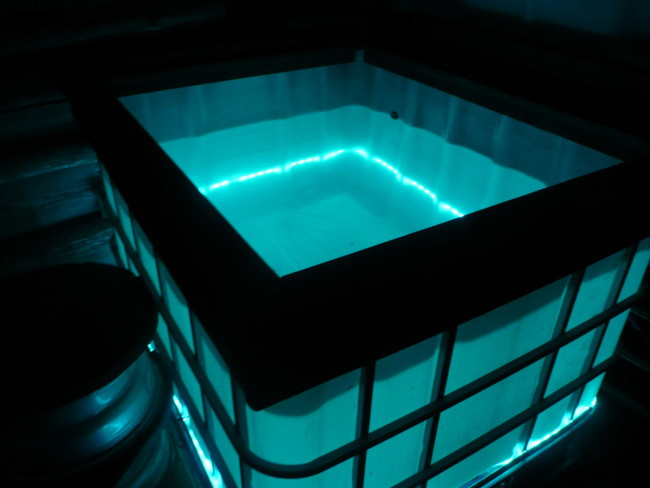 Бочка для хранения жидкостей ЕвроКуб, 1000 л,б\у,чистая, пропаренная белая Бочка для хранения жидкостей ЕвроКуб, 1000 л,б\у,чистая, пропаренная белая